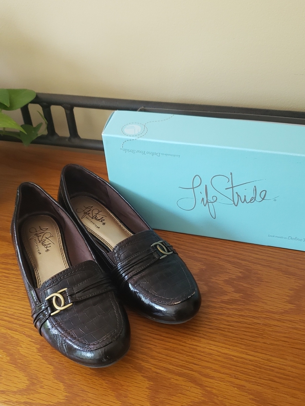 Life Stride Soft Systems Croc-Embossed Dark Brown Loafers Size: 8M